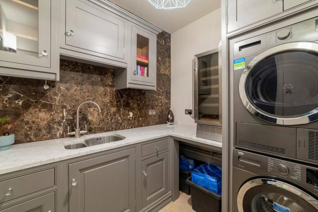 הרוגייט Westcourt By Rmg Apartments מראה חיצוני תמונה